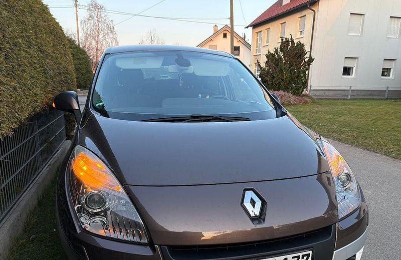 Gebraucht Renault Scénic III Dynamique 150 PS (110 kW) 2010 Braun Van / Kleinbus