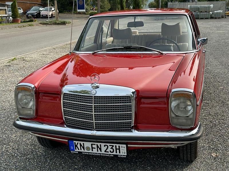 Rot Gebraucht 1972 Mercedes W115 Limousine | 19.990 € - Bild 1/4