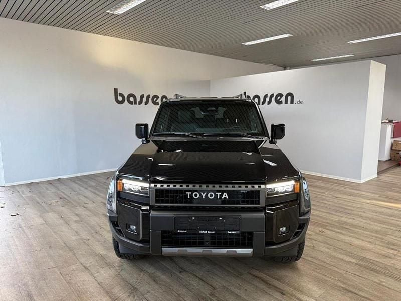 Onyxschwarz Neu 2025 Toyota Land Cruiser Executive SUV | 80.950 € (Superpreis) - Bild 1/4