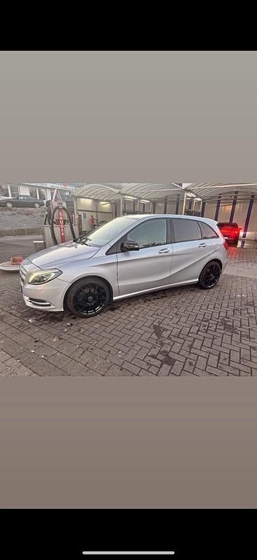 Silber Gebraucht 2013 Mercedes B200 Van / Kleinbus | 10.500 € (Fairer Preis) - Bild 1/4