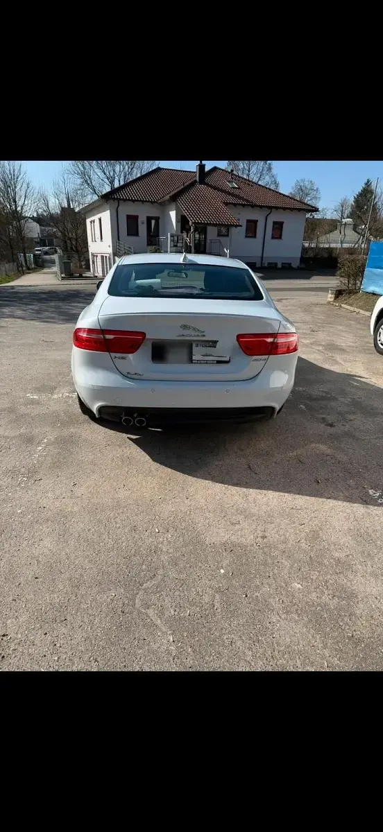Używany Jaguar XE 179 KM (131 kW) 2017 Biały Sedan/Limuzyna