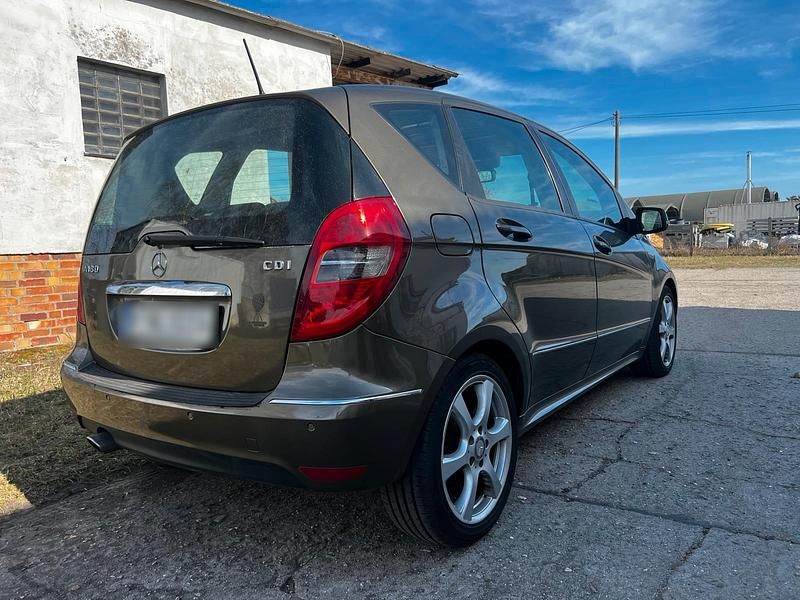 Gebraucht Mercedes A180 109 PS (80 kW) 2011 Gold Limousine