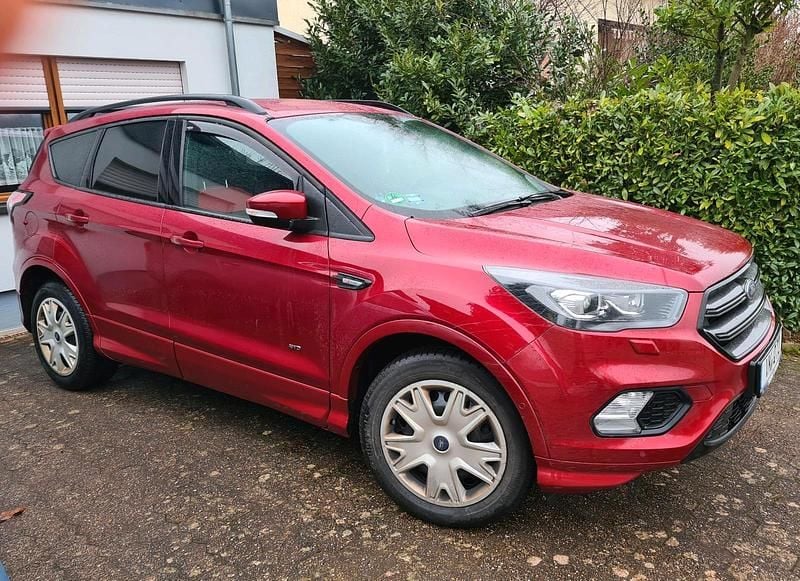Rot Gebraucht 2019 Ford Kuga ST-Line SUV | 15.000 € (Guter Preis) - Bild 1/2