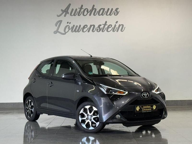 Grey metallic Gebraucht 2021 Toyota Aygo X-play Kleinwagen | 10.980 € (Fairer Preis) - Bild 1/4