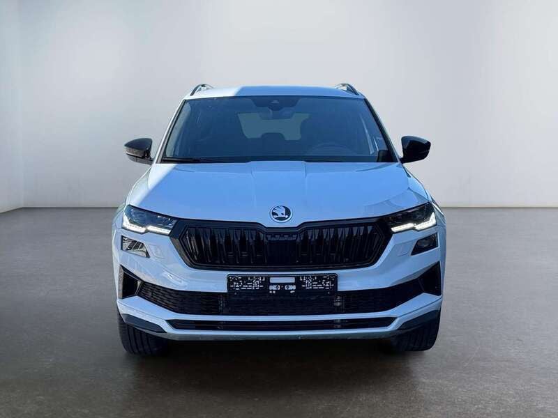 Moonweis metallic Neu 2025 Skoda Karoq SportLine SUV | 40.500 € (Fairer Preis) - Bild 1/4