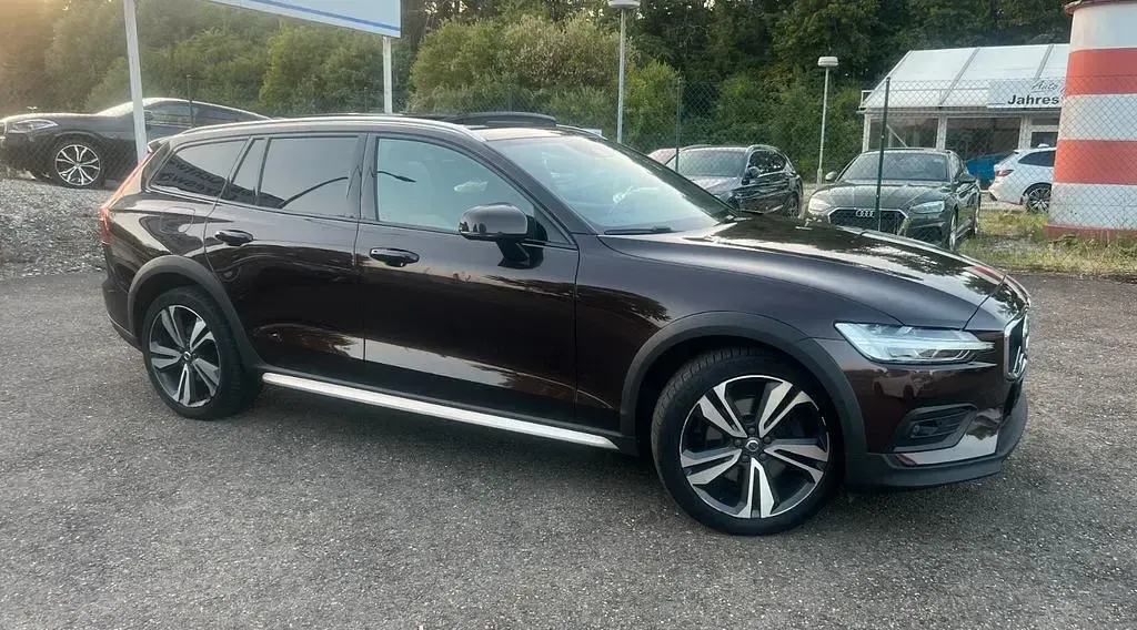 Gebraucht Volvo V60 CC 197 PS (144 kW) 2021 Braun Kombi