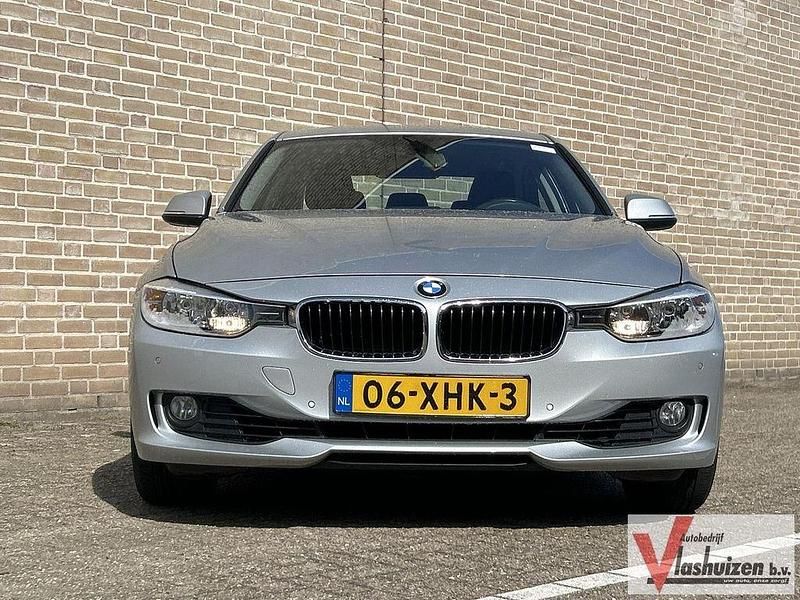 Gebraucht BMW 320 184 PS (135 kW) 2012 Grau Limousine