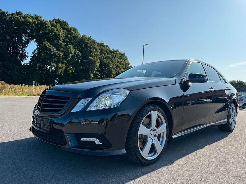 Schwarz Gebraucht 2011 Mercedes E250 Limousine | 10.900 € (Guter Preis) - Bild 1/4
