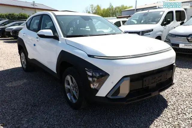 Atlas white Neu 2025 Hyundai Kona Select SUV | 26.931 € (Superpreis) - Bild 1/3