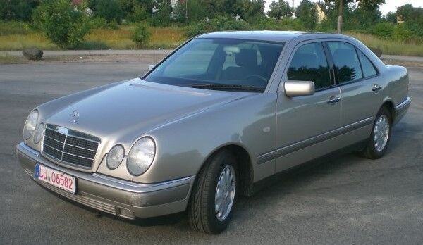 Silber metallic Gebraucht 1995 Mercedes E230 Limousine | 4.650 € - Bild 1/4