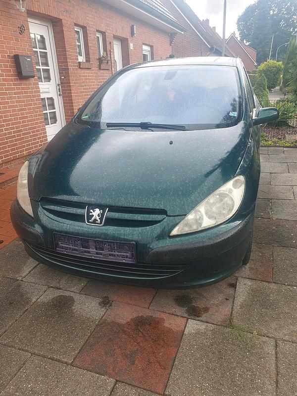 Grün Gebraucht 2001 Peugeot 307 Kleinwagen | 500 € - Bild 1/4