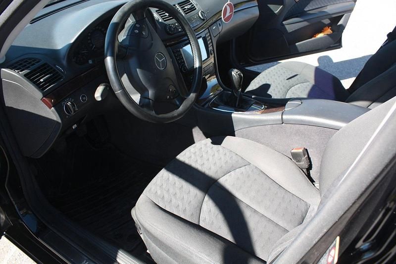 Second-hand Mercedes E200 122 CP (89 kW) 2005 Negru Berlinǎ
