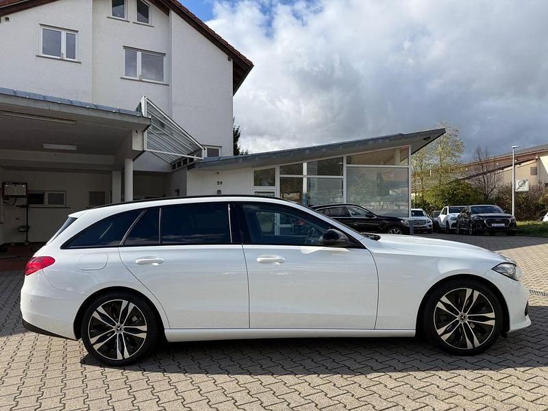 Gebraucht Mercedes C220 220 PS (161 kW) 2023 Weiß Limousine