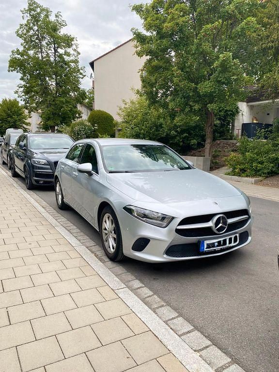 Grau Gebraucht 2020 Mercedes A180 Progressive Limousine | 23.500 € (Etwas zu teuer) - Bild 1/4