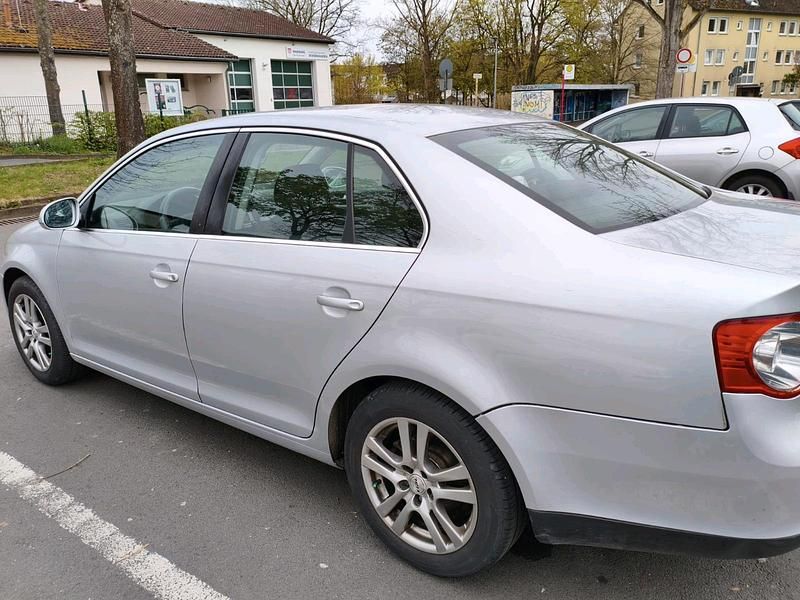 Gebraucht VW Jetta 102 PS (75 kW) 2007 Grau Limousine