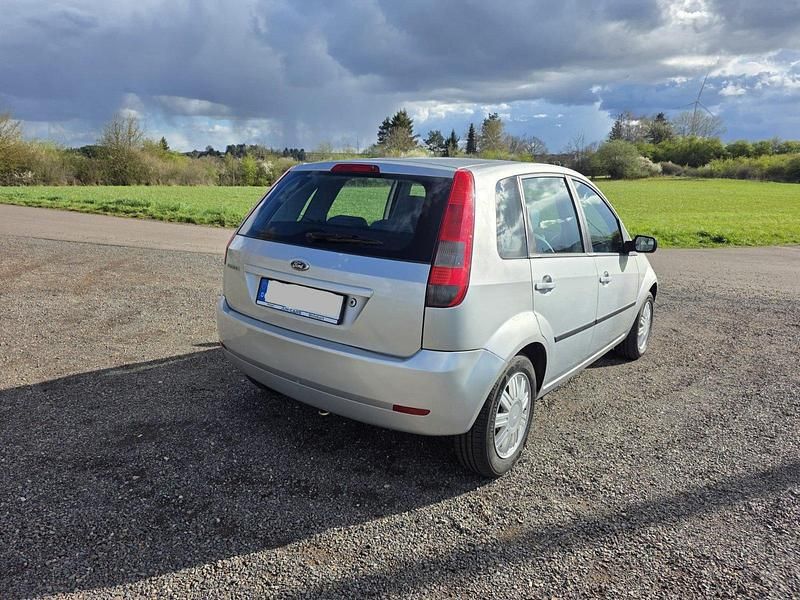 Gebraucht Ford Fiesta 81 PS (59 kW) 2005 Silber Kleinwagen