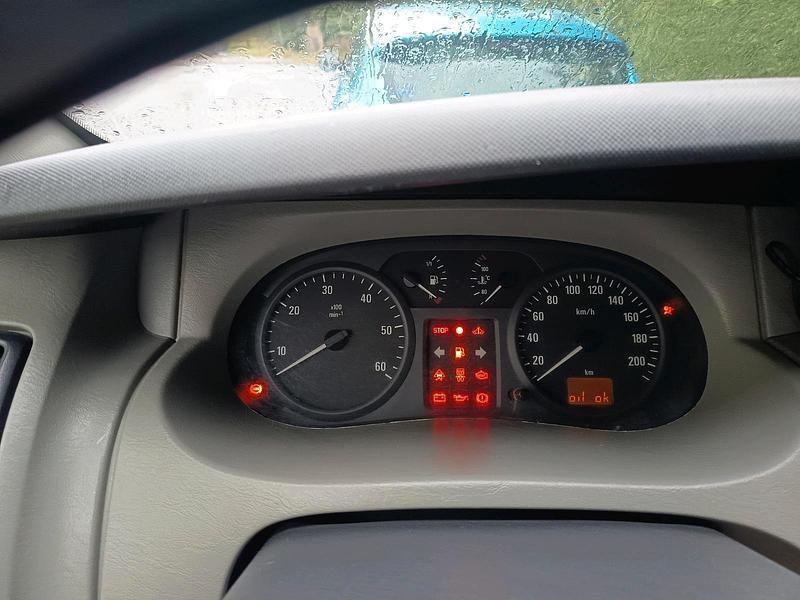 Weiß Gebraucht 2004 Opel Vivaro Van | 2.800 € (Fairer Preis) - Bild 1/4