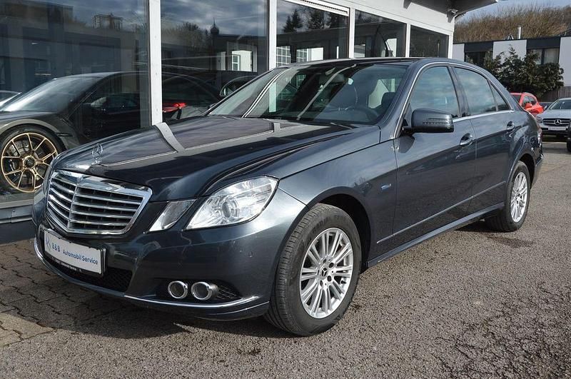 Grau Gebraucht 2010 Mercedes E200 Elegance Limousine | 11.990 € (Fairer Preis) - Bild 1/4