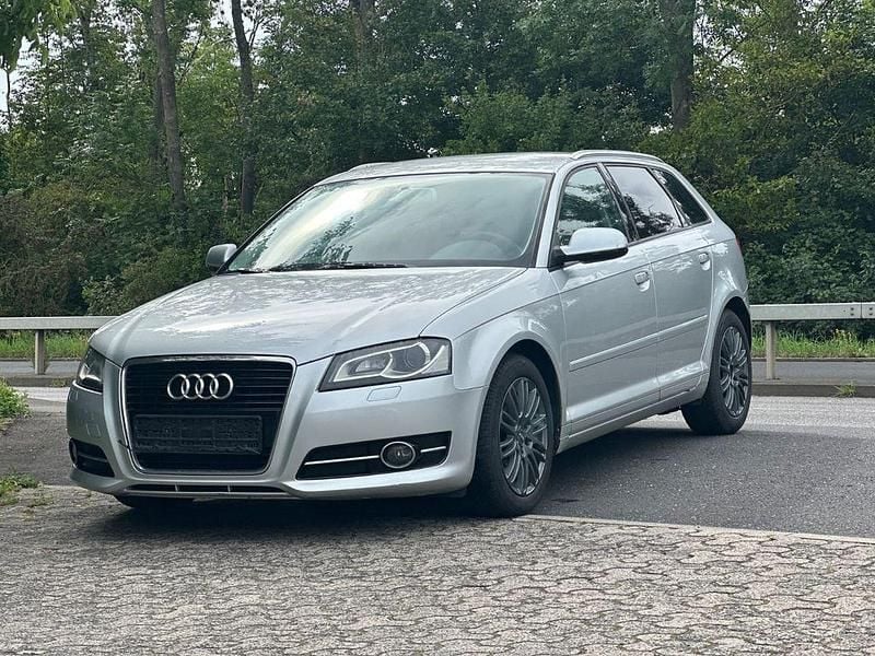 Silber Gebraucht 2011 Audi A3 Sportback Ambition Limousine | 6.490 € (Guter Preis) - Bild 1/4