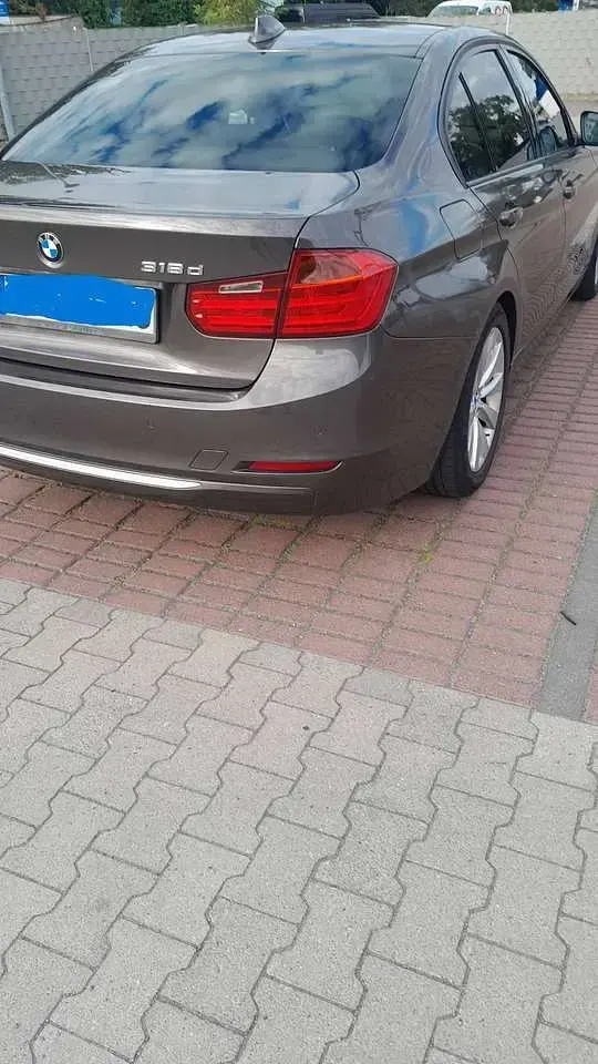 Gebraucht BMW 318 143 PS (105 kW) 2013 Gold Limousine