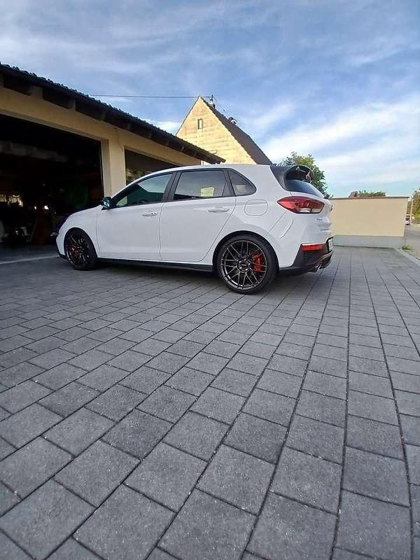 Weiß Gebraucht 2024 Hyundai i30 N Performance Limousine | 33.990 € (Teuer) - Bild 1/4
