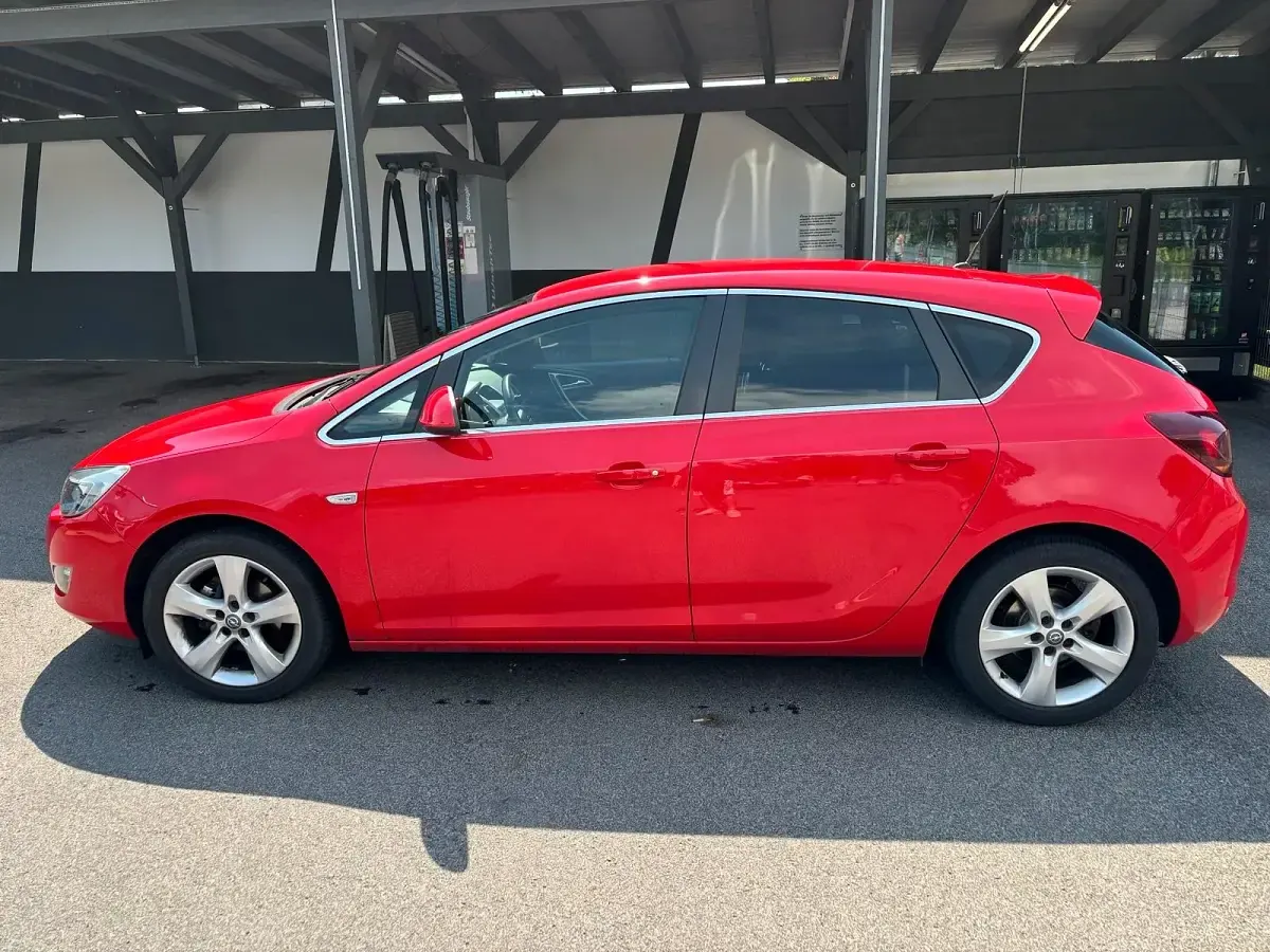 Gebraucht Opel Astra 140 PS (102 kW) 2011 Rot Limousine