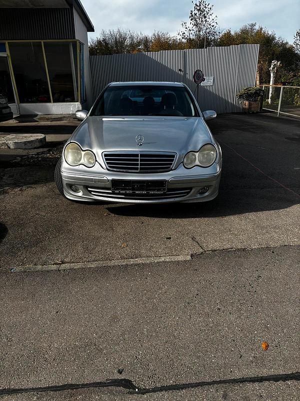 Silber Gebraucht 2004 Mercedes C200 Avantgarde Limousine | 1.550 € (Guter Preis) - Bild 1/4