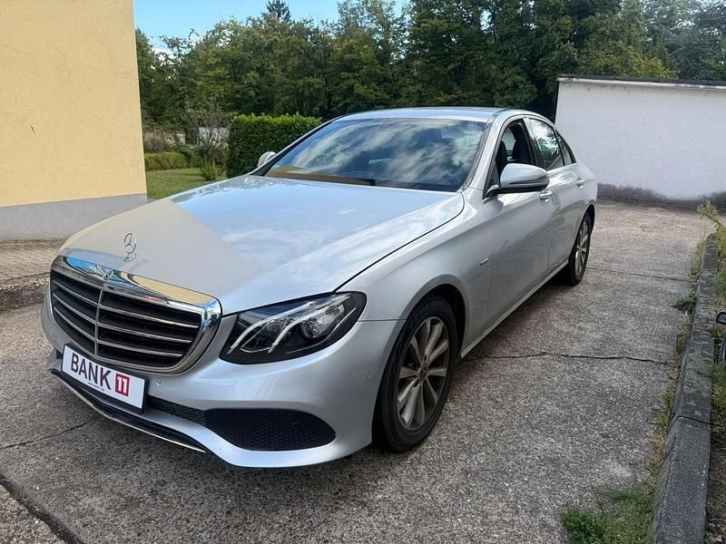 Silber Gebraucht 2019 Mercedes E200 Limousine | 17.499 € - Bild 1/4