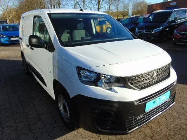 Gebraucht Peugeot Partner Premium 102 PS (75 kW) 2019 Weiß Van / Kleinbus