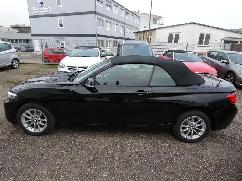 Gebraucht BMW 218 136 PS (100 kW) 2018 Schwarz ii/bonnet fluid black Cabrio