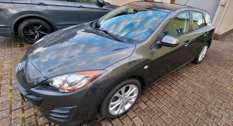 Grau Gebraucht 2011 Mazda 3 Limousine | 8.099 € (Fairer Preis) - Bild 1/4