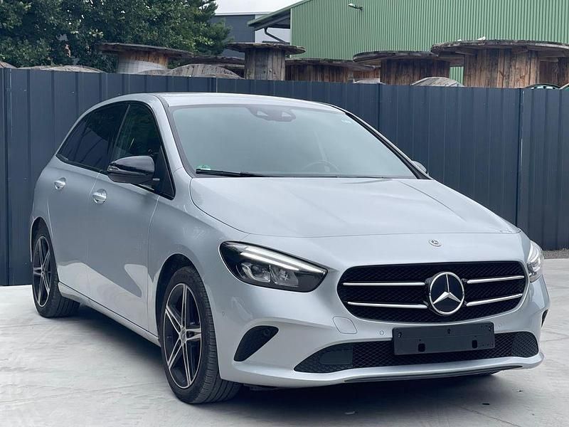 Silber Gebraucht 2022 Mercedes 180 Limousine | 18.900 € (Etwas zu teuer) - Bild 1/4