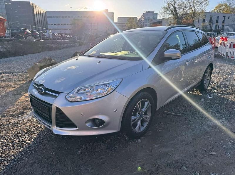 Używany Ford Focus SYNC Edition 125 KM (91 kW) 2014 Srebrny Kombi