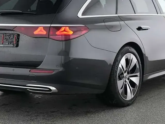 Gebraucht Mercedes E300 Avantgarde 313 PS (230 kW) 2025 Metalliclack graphitgrau Kombi