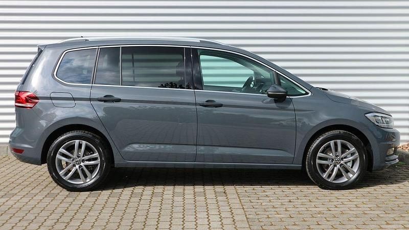 Gebraucht VW Touran Highline 150 PS (110 kW) 2024 Delfingrau Van / Kleinbus