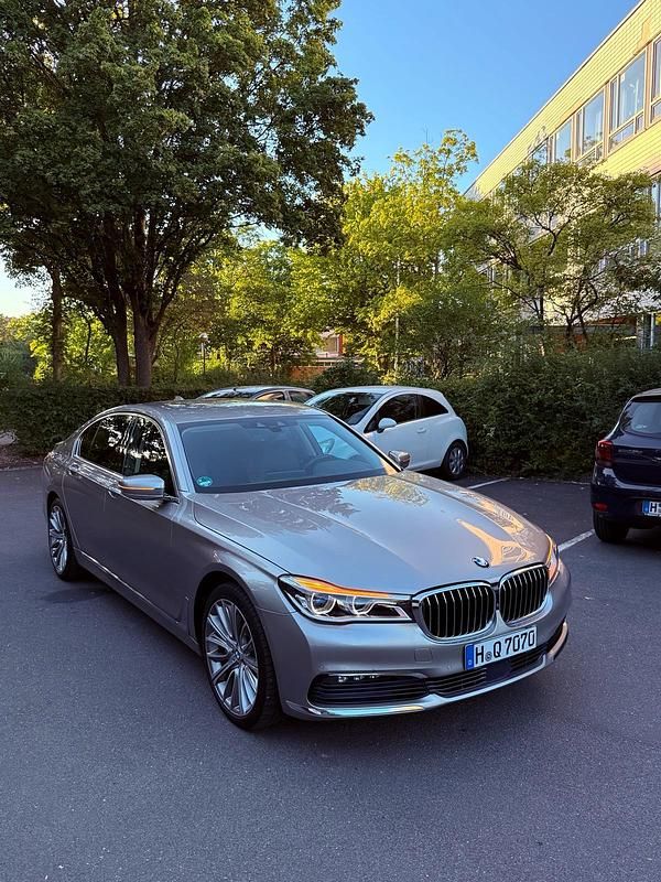 Gold Gebraucht 2016 BMW 730 Limousine | 24.900 € - Bild 1/4