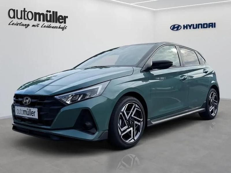 Neu Hyundai i20 N Line 100 PS (73 kW) 2025 Mangrove green/ phantom black / Kleinwagen