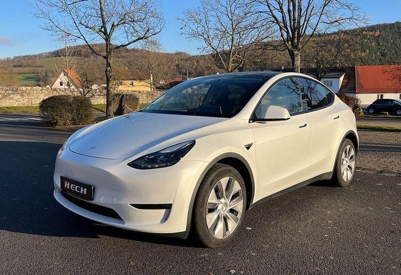 Weiß Gebraucht 2023 Tesla Model Y SUV | 26.490 € (Superpreis) - Bild 1/4