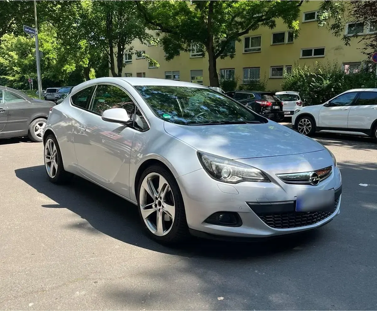 Gebraucht Opel Astra GTC 165 PS (121 kW) 2012 Silber Coupé