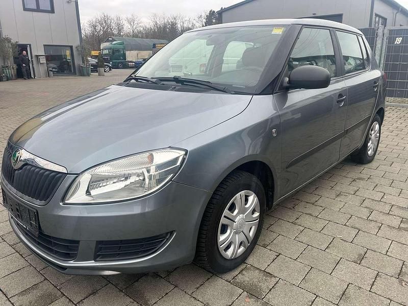 Platingrau metallic Gebraucht 2013 Skoda Fabia Cool Edition Kleinwagen | 4.100 € (Fairer Preis) - Bild 1/4