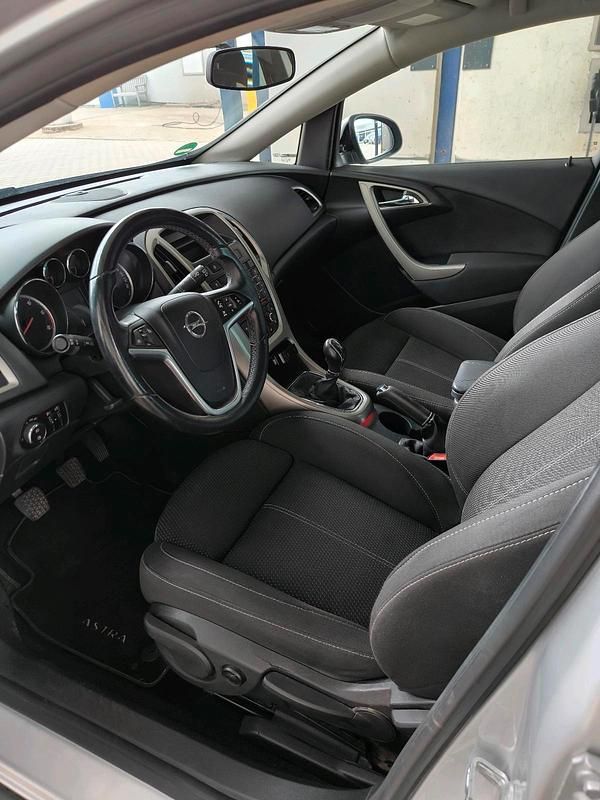 Gebraucht Opel Astra 110 PS (80 kW) 2011 Silber Kombi