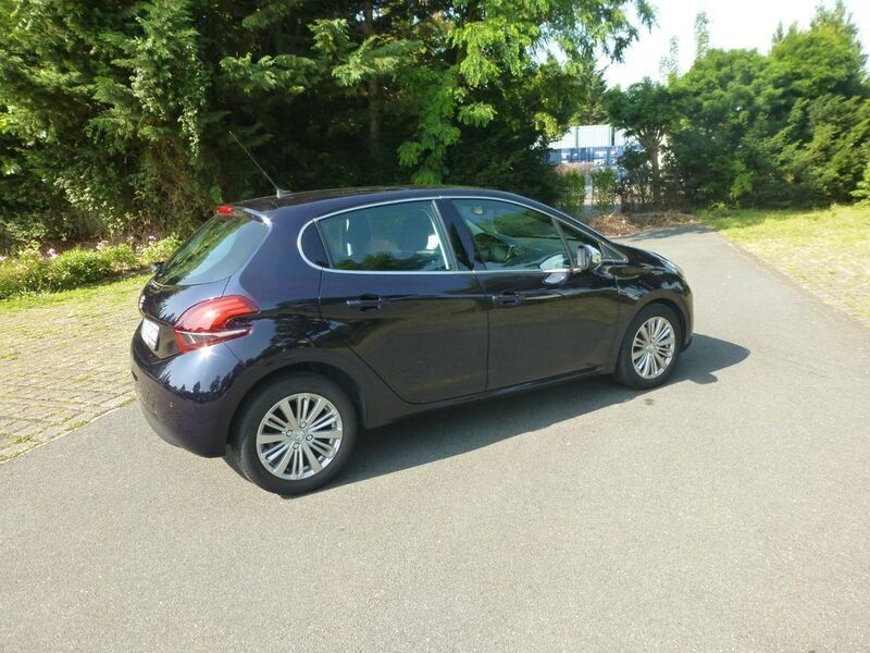 Blau Gebraucht 2018 Peugeot 208 Allure Kleinwagen | 9.500 € (Fairer Preis) - Bild 1/4