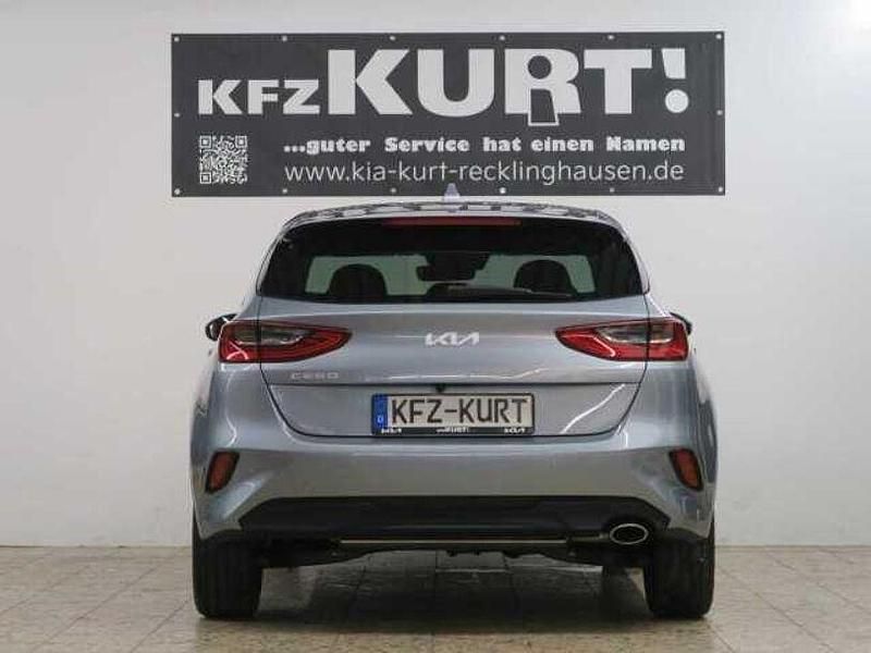 Neu Kia Ceed Style 140 PS (102 kW) 2025 Silber Kleinwagen