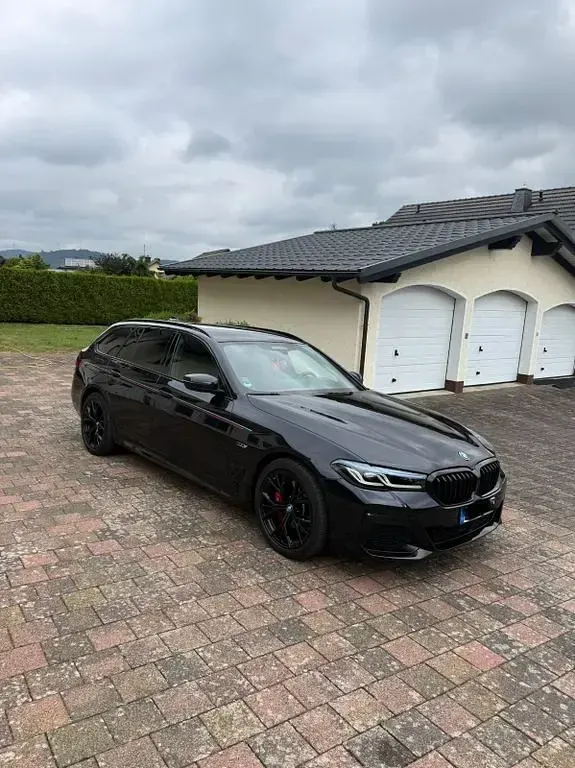 Gebraucht BMW 530e M Sport 292 PS (214 kW) 2023 Schwarz Limousine