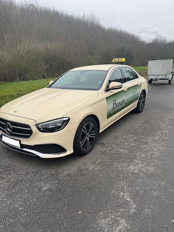 Beige Gebraucht 2022 Mercedes E220 Limousine | 28.500 € (Superpreis) - Bild 1/4