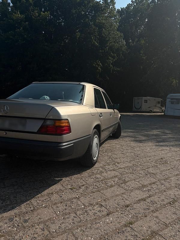 Second-hand Mercedes E230 132 CP (97 kW) 1988 Argintiu Berlinǎ