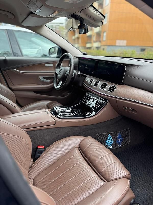 Gebraucht Mercedes E350 Exclusive 258 PS (189 kW) 2016 Blau Limousine