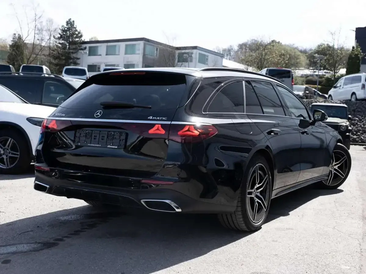 Gebraucht Mercedes E300 AMG 313 PS (230 kW) 2025 Metalliclack obsidianschwarz Kombi