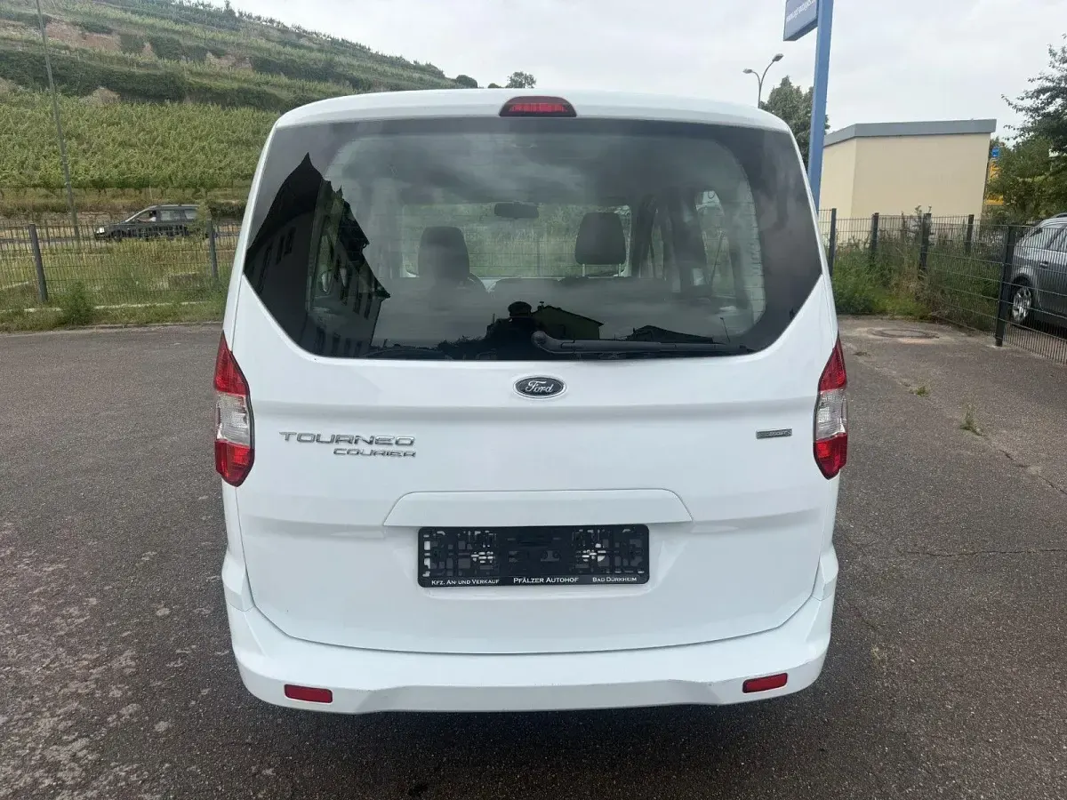 Gebraucht Ford Tourneo Courier Trend 101 PS (74 kW) 2017 Weiß Van / Kleinbus