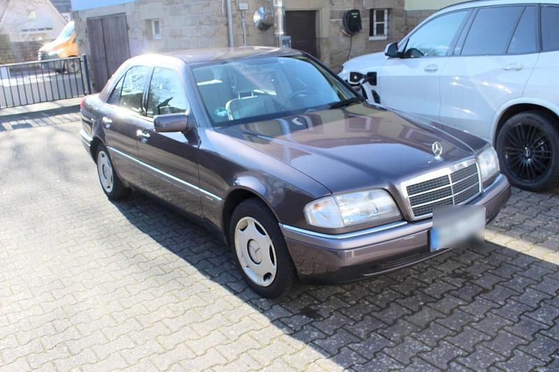Gebraucht Mercedes C180 122 PS (89 kW) 1994 Andere farben Limousine